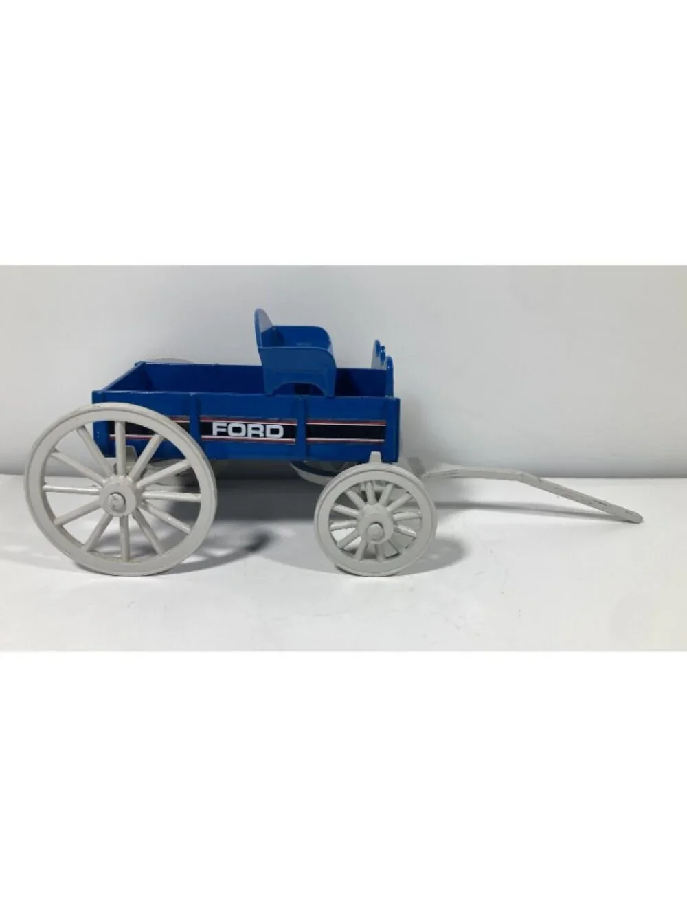 Scale Models Ford Buckboard Farm Wagon Blue Diecast Toy 1:16 Dyersville IA Ertl